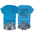 Détail du t-shirt bleu avec imprimé cœur au dos et de la citation avec le short en jean - Bleu Lac (Graphique Noir)