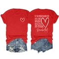 Détail du dos d'un t-shirt rouge avec citation inspirante blanche et motif cœur - Rouge (Graphique Blanc)