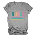Dettaglio della stampa Nurse su t-shirt grigia che mostra la trama del tessuto e il colletto - S / grigio scuro