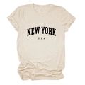Detailaufnahme des New York USA Grafikdrucks auf sandfarbenem Baumwoll-T-Shirt - S / Sand (Schwarze Schrift)