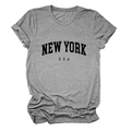 Detailansicht des New York USA Grafikdrucks auf grauem Baumwoll-Kurzarm-T-Shirt - S / Dunkelgrau (Schwarze Schrift)