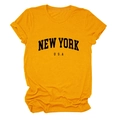 Detail eines gelben New York USA bedruckten Baumwoll-T-Shirts mit aufgerollten Ärmeln - S / Senfgelb (Schwarzer Text)