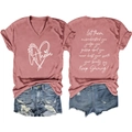 Détail recto-verso du t-shirt rose poudré à col en V avec texte blanc et short en jean - Or Rose (Police Blanche)