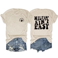 Vista fronte e retro della stampa Milfin' Ain't Easy con mano di scheletro su T-shirt beige - S / Sabbia