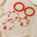 Détail du lot de 6 bracelets extensibles en perles rouges et blanches avec breloques cœur - Rouge