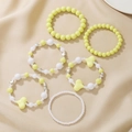 Detail von sechsteiligen handgefertigten Perlenarmbändern mit gelben Herzen und Sternen - Gelb
