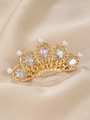 Dettaglio del fermaglio per capelli a corona in filigrana d'oro con perle e strass colorati - Stile Corona di Perle