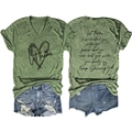 Détail d'un t-shirt avec motif cœur et texte au dos associé à un short en jean usé - Vert Olive (Police Noire)