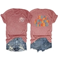 Detail der Rückseite des rostroten T-Shirts mit Protect Airways Text und Denim-Shorts - Roségold (Weißer Druck)