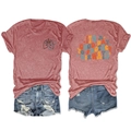 Detailansicht des medizinischen Aufdrucks auf einem roten T-Shirt mit Denim-Shorts - Roségold (Schwarzer Druck)