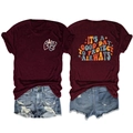 Detailansicht von weinrotem T-Shirt mit medizinischem Druck und Jeans-Shorts - Weinrot (Weißer Druck)