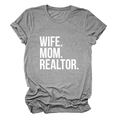 Detail eines grauen T-Shirts mit weißem WIFE MOM REALTOR Schriftzug aus Baumwolle - S / Dunkelgrau (Weiße Schrift)