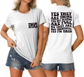 Détails avant et arrière du t-shirt blanc Twin Mama avec cœur et texte imprimé - Blanc (Police Noire)