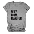 Detail eines grauen T-Shirts mit dem schwarzen Aufdruck WIFE MOM REALTOR - S / Dunkelgrau (Schwarze Schrift)