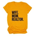 Detailansicht des schwarzen Aufdrucks 'WIFE. MOM. REALTOR.' auf einem senfgelben T-Shirt - S / Senfgelb (Schwarze Schrift)