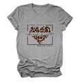 Dettaglio della t-shirt grigia con stampa a cuore leopardato e testo Free Spirit - S / Grigio Scuro (Testo Nero)