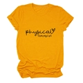 Dettaglio della t-shirt giallo zenzero Physical Therapist con testo e cuore grafico - S / Giallo Senape (Testo Nero)