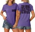 Détail du t-shirt violet Twin Mama avec texte humoristique imprimé au dos et devant - Violet (Police Noire)