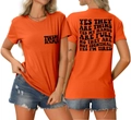 Détail du t-shirt orange Twin Mama en coton avec slogan humoristique et motif noir - Orange (Police Noire)