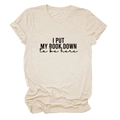 Detail eines beige T-Shirts mit I PUT MY BOOK DOWN Aufdruck und Rollsaum an den Ärmeln - S / Sand (Schwarze Schrift)