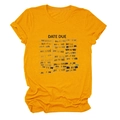 Detail eines ingwergelben T-Shirts mit weicher Baumwolle und Retro-Datumsdruck-Design - S / Senfgelb