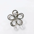 Dettaglio di un fermaglio per capelli a fiore in lega d'argento con design geometrico - Argento