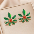 Vue détaillée de boucles d'oreilles fleur de Noël aux feuilles vertes et strass rouges - Style de Fleur en Strass Rouge et Feuille Verte (8)