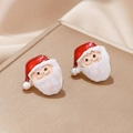 Détails des boucles d'oreilles Père Noël avec barbe scintillante et émail rouge - Style de Figure de Père Noël en Email (9)
