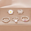 Set de 5 anillos de margarita, mariposa y perla con acabado plateado y estilo moderno - Juego de Anillos de Plata Con Margarita Mariposa Corazón (Set de 5)