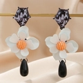 Detail of floral drop earrings with white flower petals and black teardrop pendant - Retro Contrast Flower Water Drop Style (EQ143) / Black/White/Orange