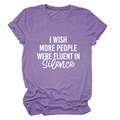 Détails du col rond et des manches retroussées du t-shirt violet avec slogan - Violet (Police Blanche)