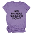 Détail du t-shirt violet lilas avec l'imprimé 'I WISH MORE PEOPLE WERE FLUENT IN Silence' - Violet (Police Noire)