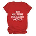 Détail d'un t-shirt rouge en coton avec imprimé blanc I Wish More People Were Fluent - Rouge (Police Blanche)
