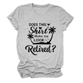 Détail de l'inscription 'Does This Shirt Make Me Look Retired?' sur le t-shirt gris - S / Gris clair