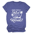 Détail d'un t-shirt violet clair à col rond avec palmier blanc et texte de retraite - S / Bleu Vintage