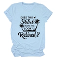 Gros plan détaillé du slogan de retraite et du graphisme d'été sur le t-shirt bleu - S / Bleu clair