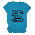 Détail d'un t-shirt bleu sarcelle avec graphique Does This Shirt Make Me Look Retired et plage - S / Bleu lac