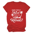 Détail du t-shirt rouge en coton avec l'inscription 'Does This Shirt Make Me Look Retired' - S / Rouge