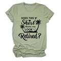 Détail d'un t-shirt en coton vert sauge avec un imprimé graphique humoristique de retraite - S / Vert olive