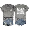 T-shirt grigia con stampa slogan e pantaloncini di jeans blu strappati su bianco - S / Grigio scuro (Stampa bianca)