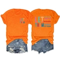 T-shirt orange avec slogan imprimé au dos et short en jean vieilli posés à plat - Orange