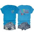 Détail du t-shirt en coton avec imprimé Let Them et short en jean vieilli - Bleu lac