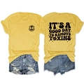Détail d'un t-shirt jaune gingembre et d'un short en jean avec imprimé graphique - Jaune (Impression noire)