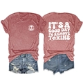 Ensemble t-shirt rouge rouille et short en jean déchiré avec imprimé graphique - Or rose (Impression blanche)