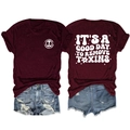 T-shirt bordeaux avec slogan et ensemble short en jean bleu délavé à revers - Rouge vin (Impression blanche)