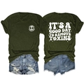Détail d'un t-shirt col rond vert olive avec imprimé au dos et d'un short en jean vieilli - Vert armée (Impression blanche)