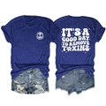 Détail du texte blanc 'IT'S A GOOD DAY TO REMOVE TOXINS' imprimé sur le t-shirt bleu - Bleu vintage (Impression blanche)