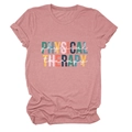 Détail de l'imprimé Physical Therapy sur un t-shirt doux en coton rose poudré - Or Rose (Lettres Blanches)