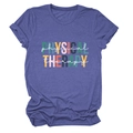 Gros plan sur l'imprimé Physical Therapy sur t-shirt violet chiné à manches courtes - Bleu Vintage (Lettres Blanches)