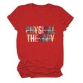 Vue détaillée d'un t-shirt rouge en coton avec imprimé typographique physical therapy - Rouge (Lettres Blanches)